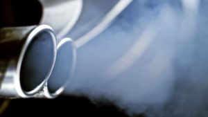 Cómo Eliminar Humo Azul del Auto: Guía Rápida